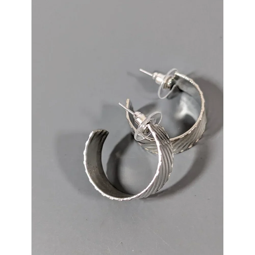 Vintage Silver Tone Ribbed Wide Hoop Earrings Pierced‎ Classic